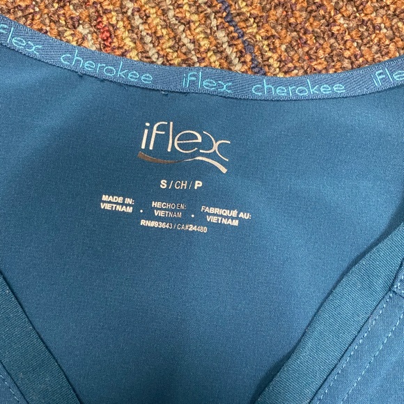 Cherokee iflex scrub top - Picture 2 of 3